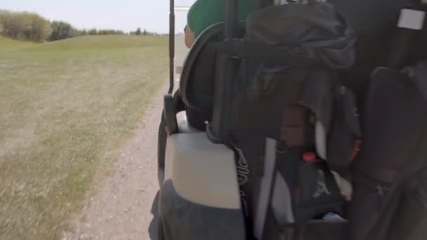 Egy Golfkocsit Követve Következő Lyukba — Stock videók