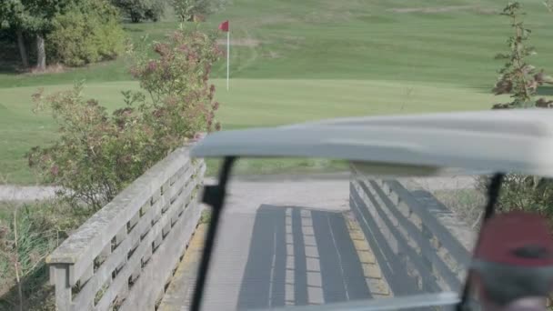 Alkalmi Golfozók Átkelnek Egy Hídon Egy Golfkocsiban — Stock videók