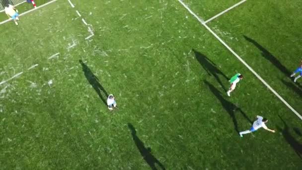 在阳光下人们在运动场上踢足球的自上而下的空中拍摄 — 图库视频影像