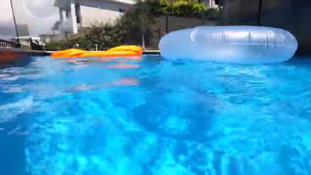 Close Playful Water Fight Asian Caucasian Kids Suburban Pool Queensland — Vídeo de Stock