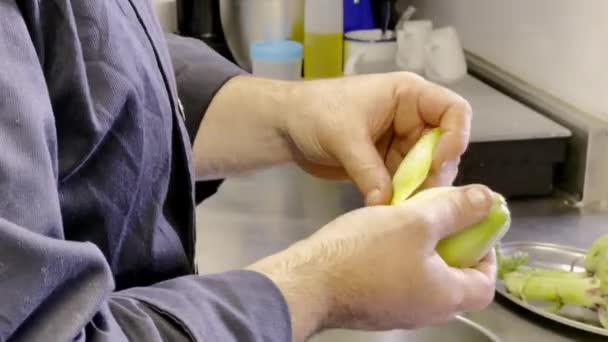 Desfoliante Alcachofra Folhas Uma Cozinha Profissional — Vídeo de Stock