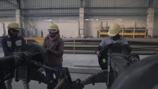 Индийский Рабочий Техник Защитными Шлемами Работающий Команде Заводе Производству Гаечных — стоковое видео