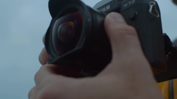 Крупный План Камеры Фотографа — стоковое видео