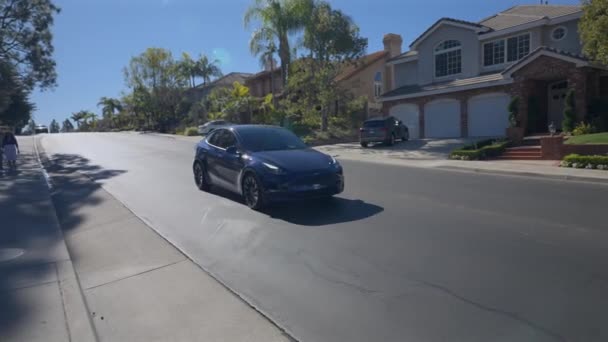 Annäherung Blue Tesla Model — Stockvideo