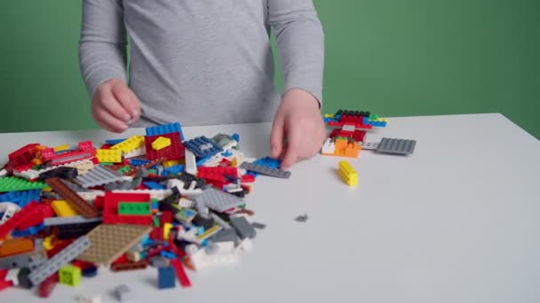 Chlapec Staví Dům Barevných Bloků Lego Stolu — Stock video