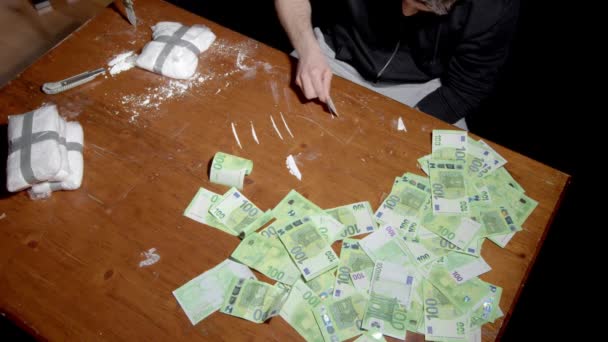 Drug Dealer Rolls 100 Euro Banknote Snort Cocaine Table Overhead — Stok Video