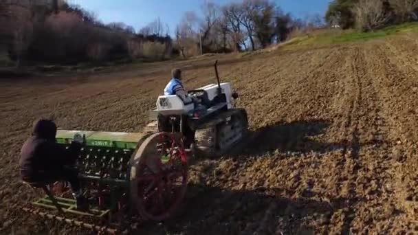 Люди Гусеничном Тракторе Сеялке Сеют Поле Воздушный Выстрел — стоковое видео