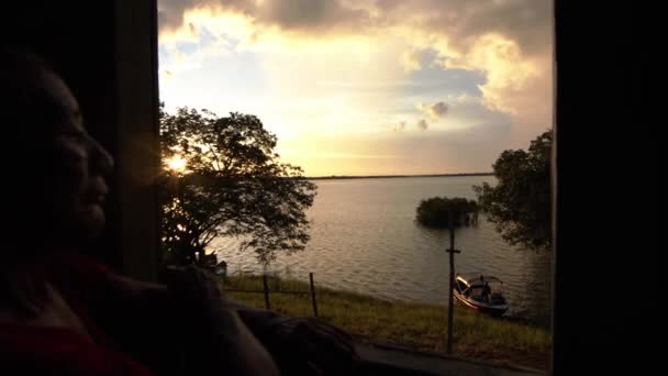 亚马逊河沿岸一座小木屋的窗外 一个部落土著人的轮廓 — 图库视频影像
