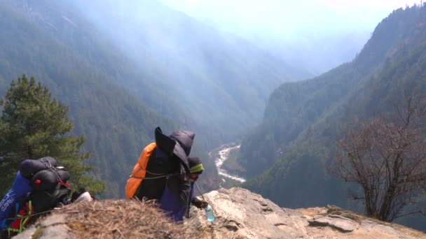 Namche Bazaar Nepal Marzo 2022 Algunos Porteadores Que Transportan Grandes — Vídeo de stock