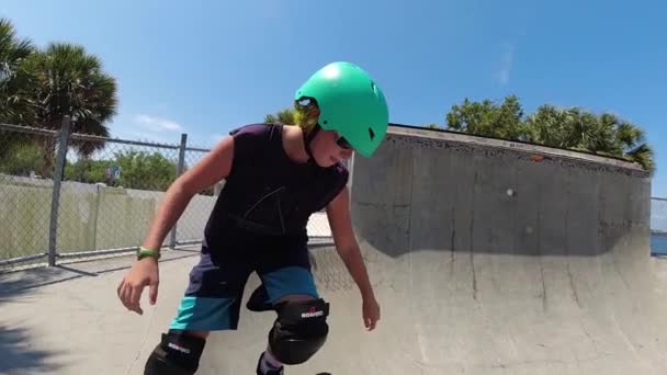 小男孩慢吞吞地在一个溜冰场里溜达 — 图库视频影像