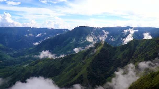丘の上のビデオから山の谷での劇的な雲の動きはラテルムピーク シロン メガラヤ インディアで撮影されました — ストック動画