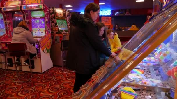 Family Playing Penny Pusher Machines Amusement Arcade Casino — ストック動画