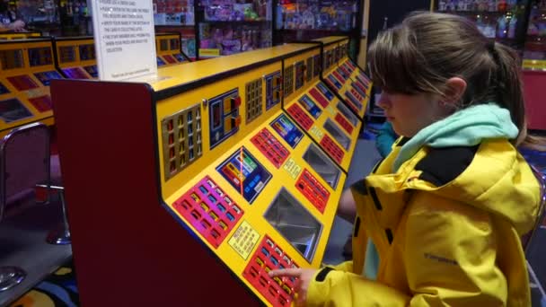 Meisje Spelen Prijs Bingo Een Arcade — Stockvideo