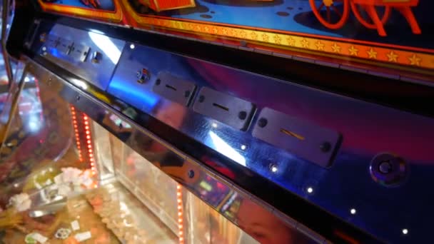 Putting Coins Coin Penny Pusher Solt Machine Arcade Casino — ストック動画