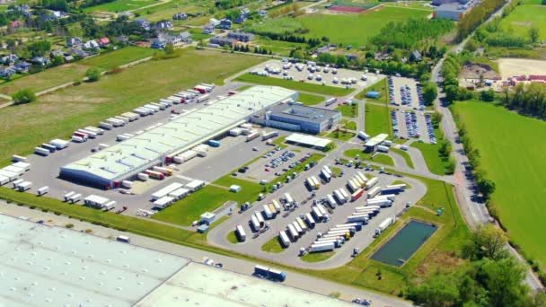 从空中俯瞰货物仓库 从上方看工业园区的物流中心 后勤中心载货卡车的航拍 — 图库视频影像