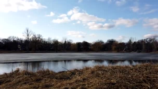 Tidsnöd Moln Som Rör Sig Över Sjön Den Blå Himlen — Stockvideo