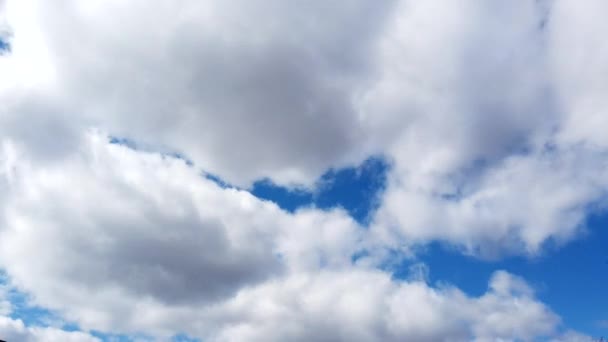 Time Lapse Van Pluizige Wolken Bewegen Blauwe Lucht — Stockvideo