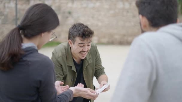 Street Magician Street Performer Magician Entertains Tourist Families — Stock video