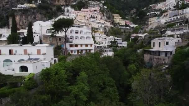 Aerial Reveal Young Couple Hotel Positano Amalfi Coast Italy — Vídeos de Stock