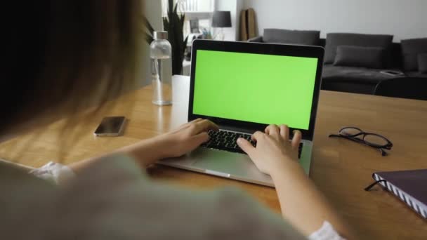 Girl Using Laptop Typing Keyboard Green Screen Home Environment Shoulder — Wideo stockowe