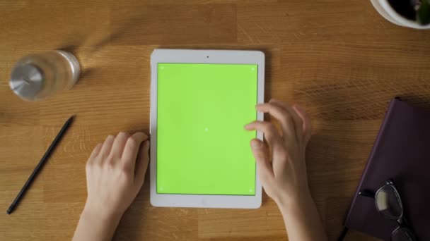 Overhead Shot Tablet Green Screen Lying Wooden Table Person Using — Video Stock
