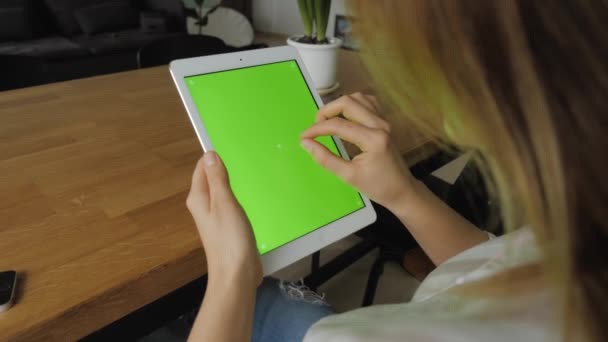 Chica Usando Tableta Con Pantalla Verde Casa Mientras Está Sentado — Vídeo de stock