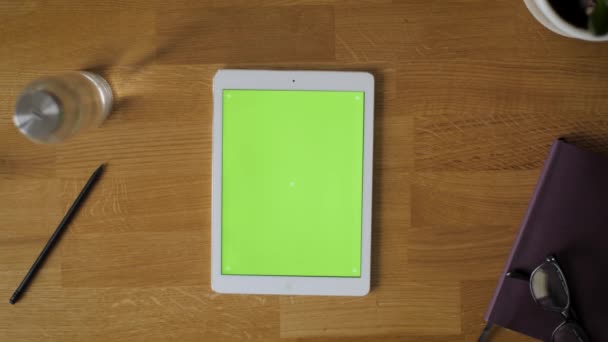 Still Overhead Shot Tablet Green Screen Lying Wooden Table — Vídeo de Stock