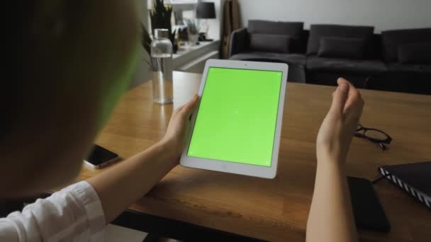 Personne Utilisant Une Tablette Avec Écran Vert Maison Alors Elle — Video