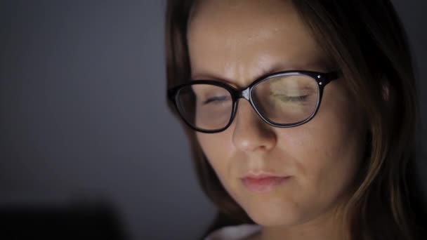 Portrait Footage Woman Wearing Black Hipster Glasses She Browsing News — Vídeo de stock