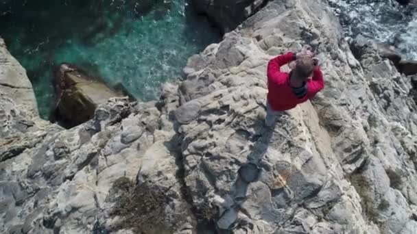 Дикая Природа Стоит Краю Опасной Прибрежной Скалы Фотографируя Камеру Сверху — стоковое видео