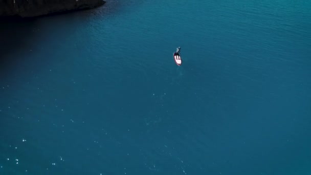 Images Aériennes Drones Survolant Mer Méditerranée Homme Utilise Stand Paddle — Video