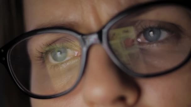 Portrait Footage Woman Wearing Black Hipster Glasses She Browsing News — Wideo stockowe