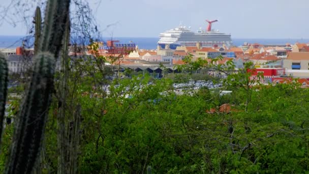 Μεγάλο Κρουαζιερόπλοιο Αγκυροβολημένο Στην Τροπική Καραϊβική Πόλη Willemstad Στο Νησί — Αρχείο Βίντεο