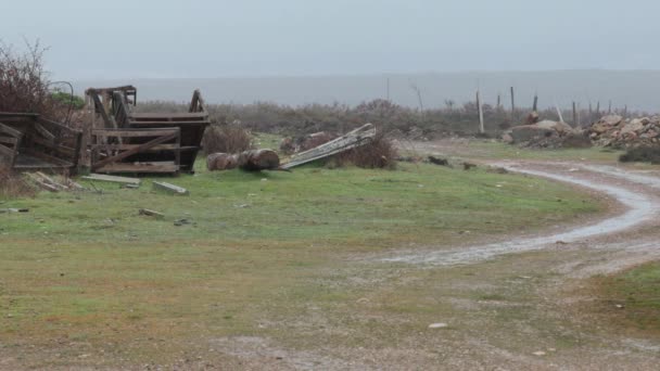 Sehr Leichter Regen Der Nach Einer Naturkatastrophe Auf Einen Verwüsteten — Stockvideo