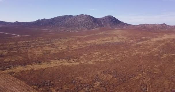 Drona Albă Zboară Deasupra Scenei Deșertului Purtând Pradă Pentru Antrenarea — Videoclip de stoc