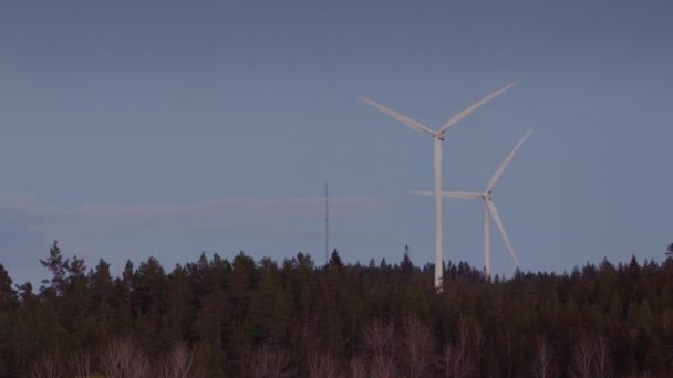 Luna Llena Twilight Zoom Out Turbinas Eólicas Girando Junto Luna — Vídeo de stock