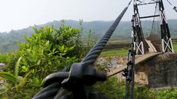 Pont Suspendu Fer Isolé Vieux Avec Fond Bleu Ciel Vidéo — Video