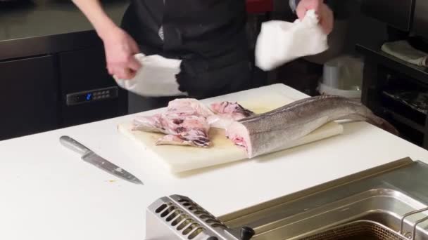 Cook Limpia Pescado Merluza Con Papel Cocina — Vídeos de Stock