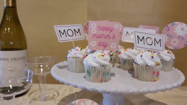 Cupcakes Dia Das Mães Com Champanhe Organizado Com Decoração — Vídeo de Stock