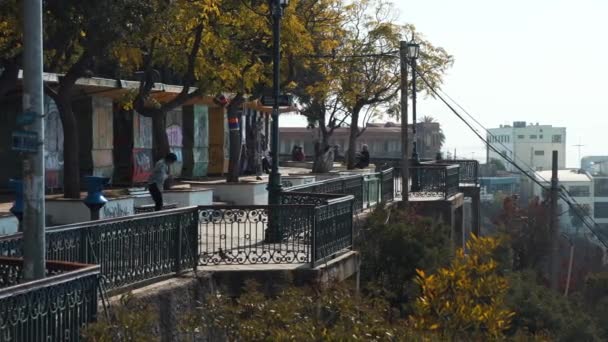 Handheld People Sitting Benches Relaxing Charming Terrace Views Valparaiso City — Stockvideo