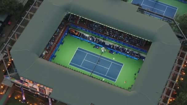 Rychlý Orbitální Letecký Pohled Tenisový Stadion Živým Zápasem Hrát Ven — Stock video