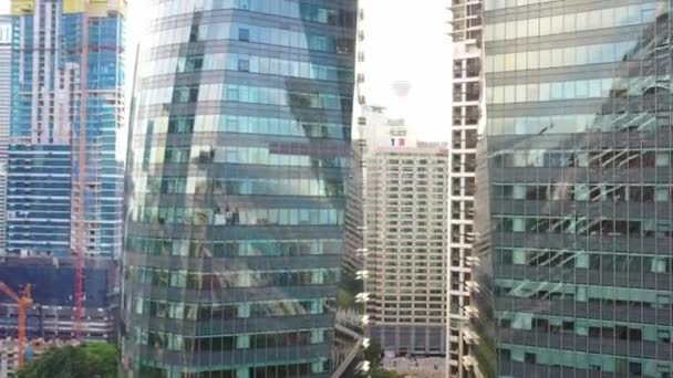 Pedestal Aerial Shot Capturing Shimmering Glittering Glass Windows Office Towers — ストック動画