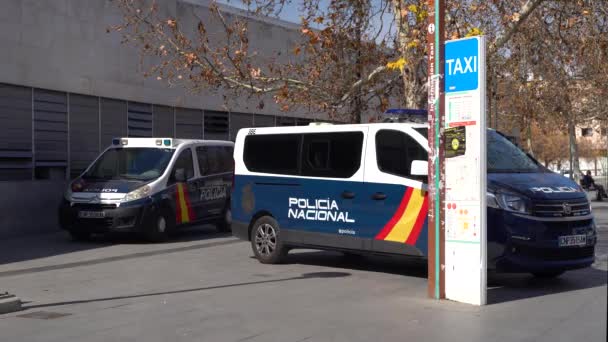 Duas Carrinhas Polícia Espanholas Estacionadas Rua Pública — Vídeo de Stock