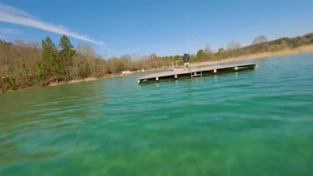 Jovem Tocando Música Dançando Apresentando Cais Lago Áustria Dia Ensolarado — Vídeo de Stock