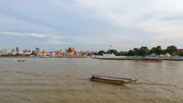 Perahu Kecil Sungai Chao Phraya Dan Wat Kalayanamit Kuil Buddha — Stok Video