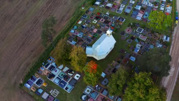 夏天在立陶宛的一个墓地里的小教堂 空中无人驾驶飞机 — 图库视频影像