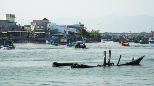 Barche Vela Sulla Costa Phan Cua Vecchia Barca Pescatore Affondata — Video Stock