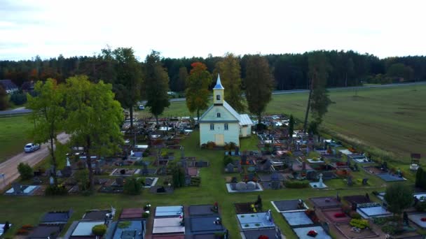 Luftaufnahme Des Friedhofs Und Der Kapelle Litauen Sommer Drohnen Rückzug — Stockvideo