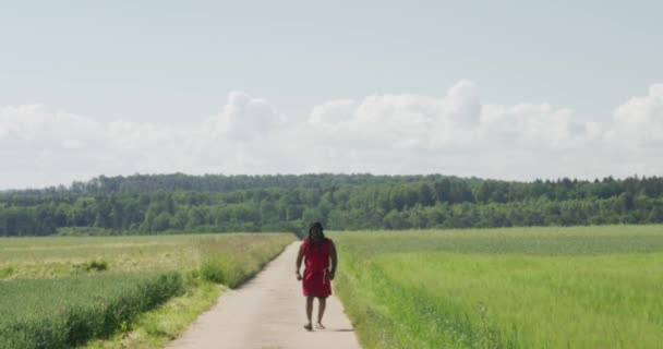 Samson Mergând Mai Aproape Mijlocul Ecranului Lungul Drumului Vechi Pășuni — Videoclip de stoc