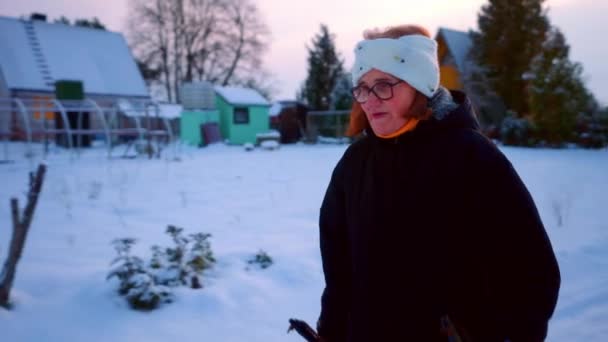 Mujer Mayor Divirtiéndose Esquiando Camino Cubierto Nieve Una Aldea Lituania — Vídeos de Stock